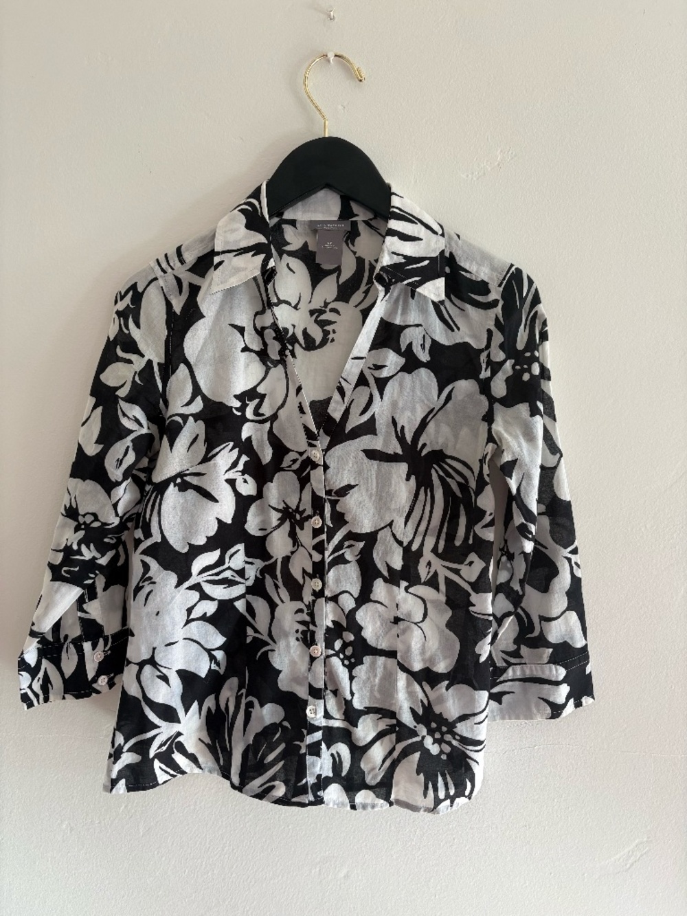 Ann Taylor blouse/0P petite/ black and white floral design with pearled buttons